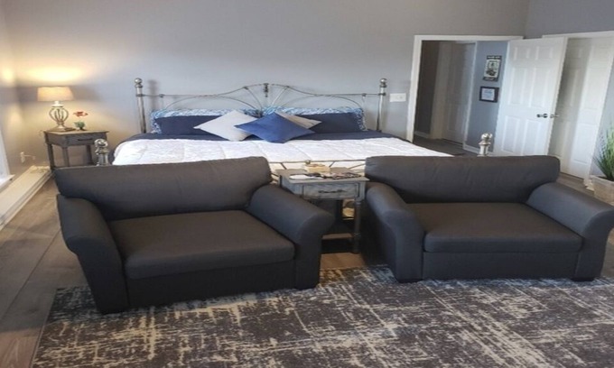 Bellevue House | Kings s size bed king The entrance through the front door Long term is availabl