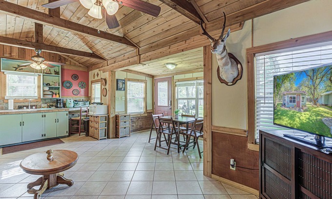 Kingsland Cottage | Kingsland Casita – Charming Lakeview Cottage for 4 w/Lake Access!