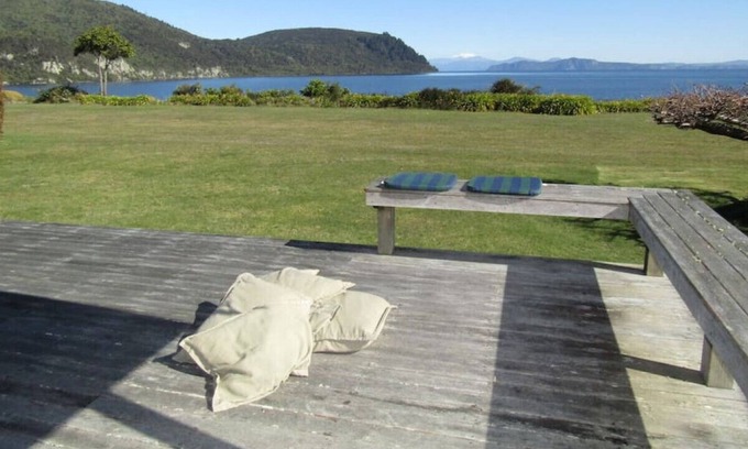 Kinloch House | Kinloch Lakefront Bach - includes linen and WiFi