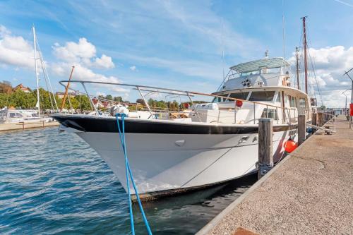 Eckernfoerde Boat Rental | Klassische Motoryacht Ocean Motion
