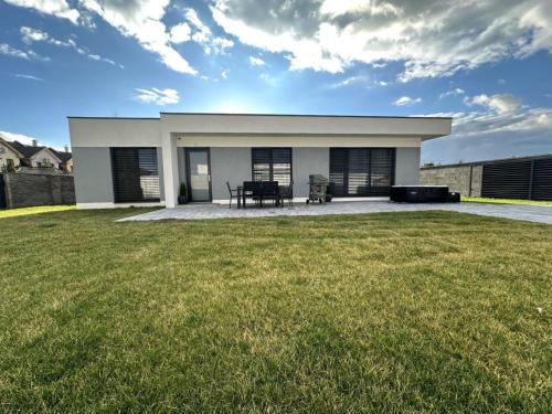 Dunajska Luzna House | Klimatizovaný Apartmánový dom s vírivkou, 9A