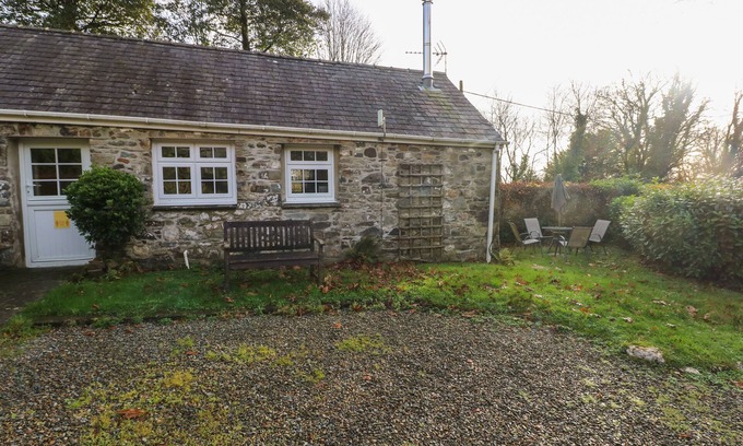 Llys Y Fran Cottage | KNAP COTTAGE, pet friendly, character holiday cottage in Maenclochog