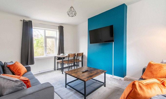 Mapperley House | Kneeton Vale - Modern 4 bedroom with dining for 6 and enclosed rear garden