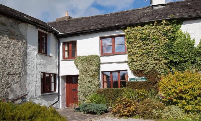 Troutbeck Bridge Cottage | KNOTTS FARMHOUSE, family friendly, with a garden in Windermere