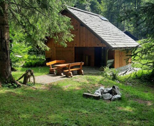 Bled Apartment | Koča v gozdu, Forest house near Bled