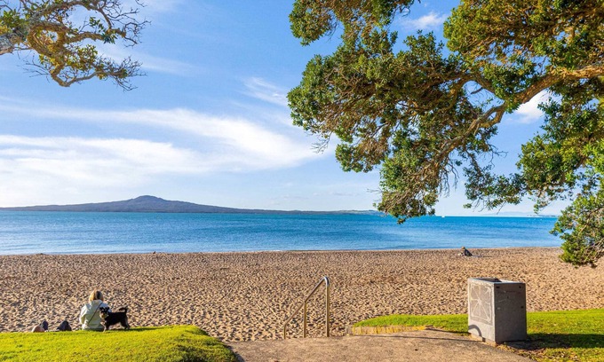 Kohimarama Apartment | Kohi Beach - 84 steps away! Spacious 2BR apartment
