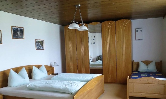 Kirchdorf im Wald Apartment | Komfortable und Ebenerdige Ferienwohnung mit Liegewiese