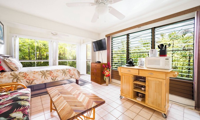 Kahaluu Bay Apartment | Kona coast studio, low Aug rate, Free Parking, free HS-WIFI walk to Magics beach
