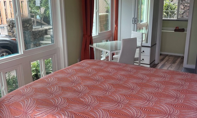 Historic Kailua Village Apartment | "Kona Nook", Enjoy a Relaxing Cozy Retreat.