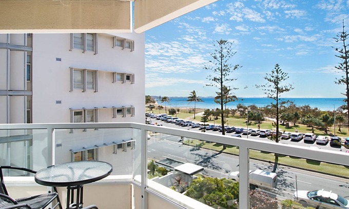 Coolangatta Apartment | Kooringal Unit 9 Great location on the beach with ocean views