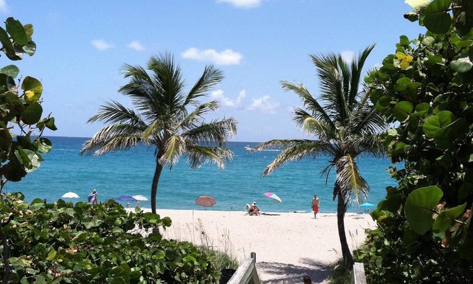 Jupiter Cottage | KOZY COTTAGE - October, November openings! 2.7 m from beach, UVC clean,