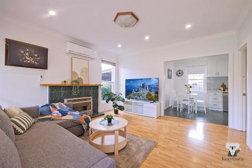 Maidstone House | KozyGuru | 3BR Close to Vic Uni & Footscray Hosp