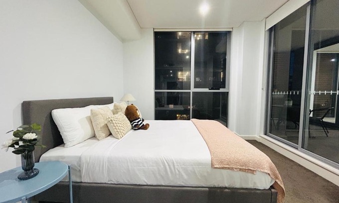 Mascot Apartment | KozyGuru Mascot 2-Bed close to train