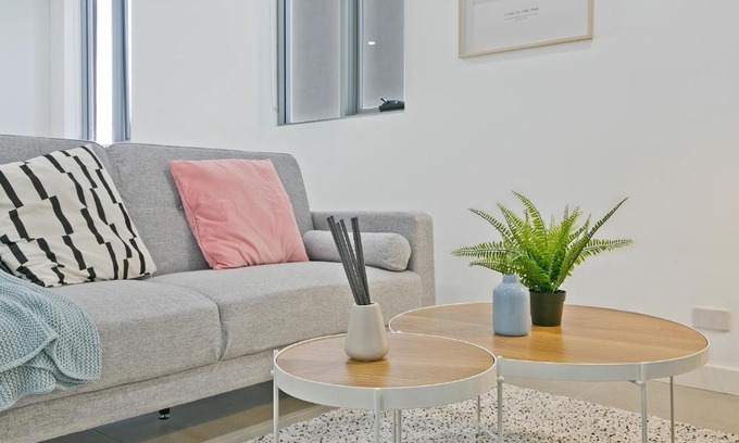 Mascot Apartment | KOZYGURU MASCOT SPACIOUS KOZY 2 BED APT + FREE PARKING NMA260-602