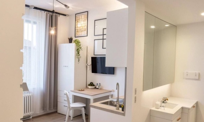 Stare Podgorze Apartment | Krakow Art & History Getaway: Mezzanine Studio, River Proximity & City Access