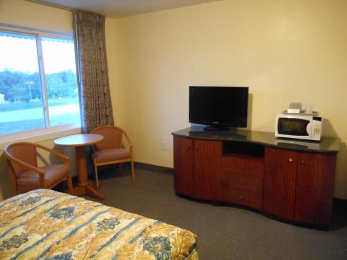 Charlestown Hotel | Krystal Penguin Inn