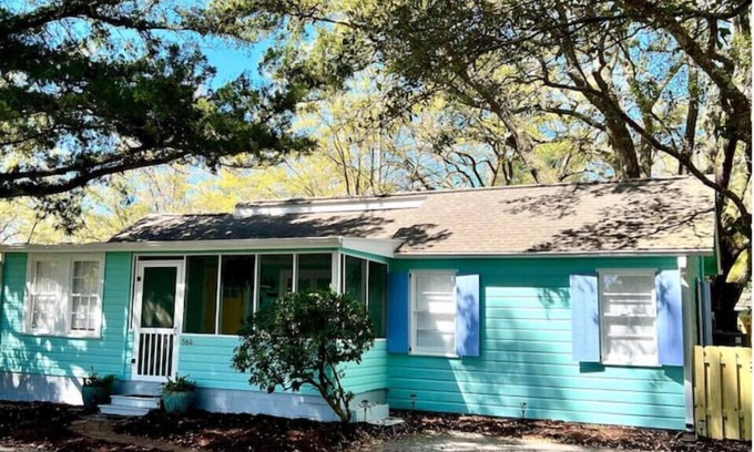 Pawleys Island Cottage | KumBaYah Cottage, marsh-side, under the Live Oaks. Hike, bike or cart to beach!