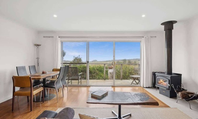 Surf Coast House | Kurrawong Beach Retreats I Ocean & Lighthouse View