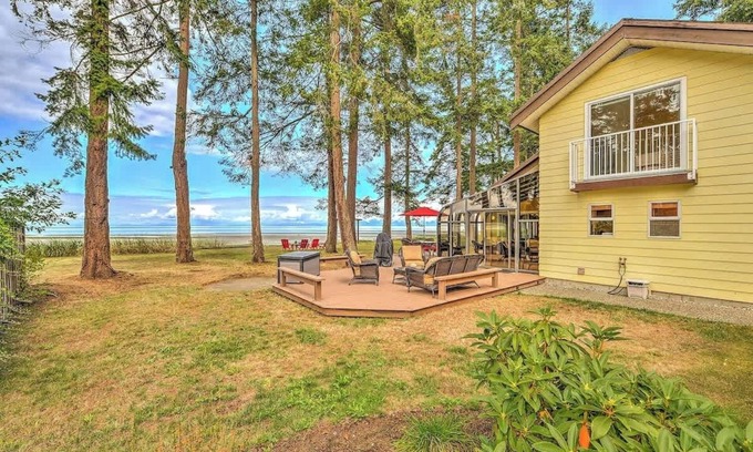 Comox House | Kye Bay Winter Beach House
