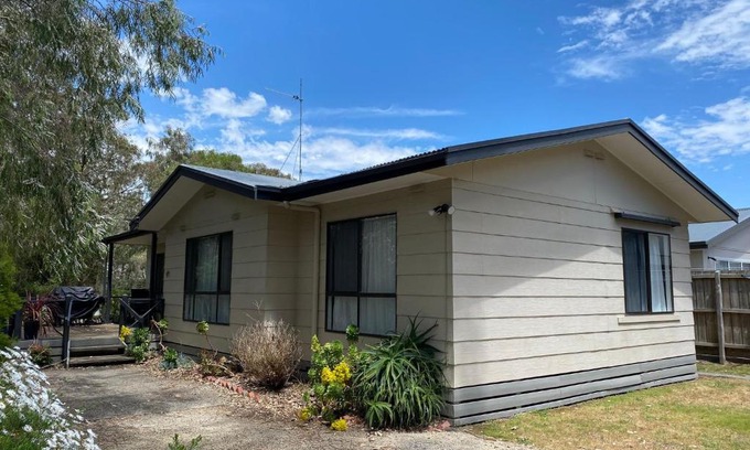 Inverloch House | Kyeema Free Wifi Netflix Pet Friendly Outside Only