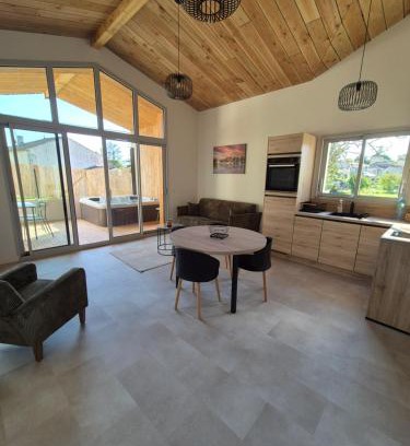 Mortagne-sur-Gironde House | L Etel - spa extérieur vue étoiles de la chambre et vélos électriques