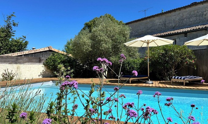 Galgon House | La Bohème: Gîte with swimming pool 20 minutes from Saint-Emilion. Dogs welcome.