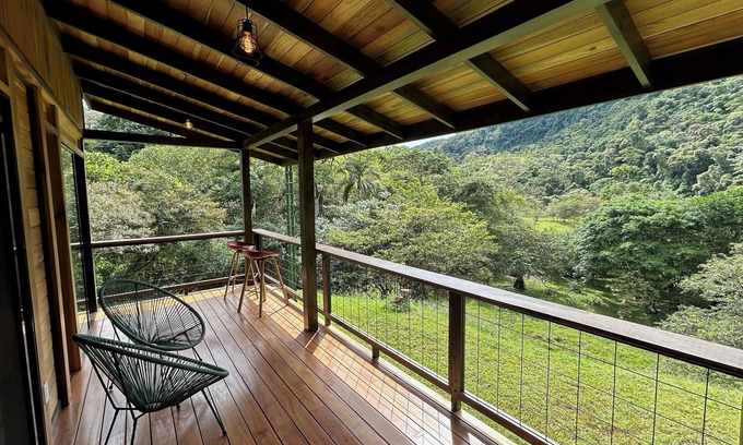 Cartago Cabin | La Cabaña de Tata: Cozy Cabin, Books, Nature, and Contemplation