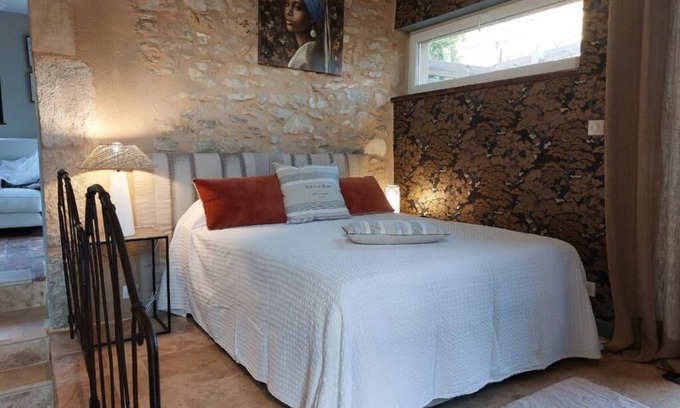 Bruniquel Apartment | La Cachette des Amoureux, Charming Stone House with Jacuzzi