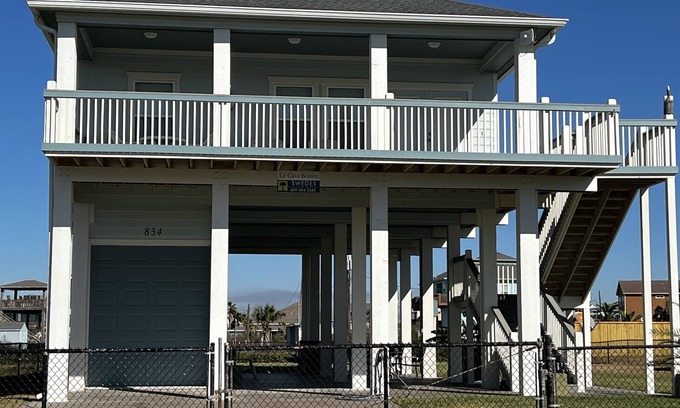 Crystal Beach House | La Casa Bonita: 2 BR, 2 BA House in Crystal beach, Sleeps 8