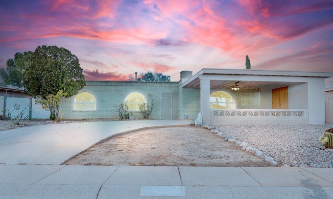 Sierra Vista House | ☀️La Casita Oasis | Central Location | Big Patio and Backyard