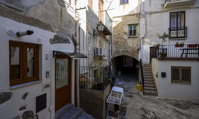 Old Town Apartment | La Chiocciola Apartment - Brand new one bedroom apartment in the center in a typical courtyard