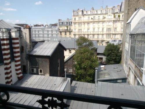 Quartier des Grandes-Carrieres Apartment | La Cité des Fusains