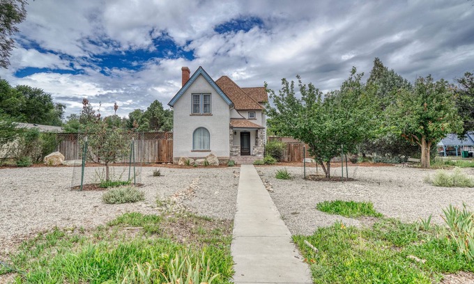 Salida House | La Dimora: Beautiful Victorian, Great for Large Groups. Nice stroll to downtown!