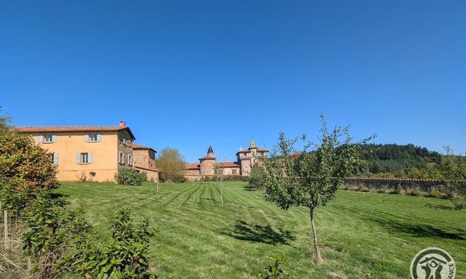 Pomeys House | La Ferme du Château de Saconay