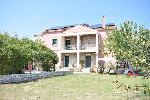 Molos House | La Maison de la Riviere