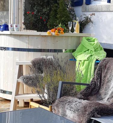 Les Fontenelles House | La maison horlogère , sauna extérieur , bain nordique au feu de bois et prêt de raquettes des neiges