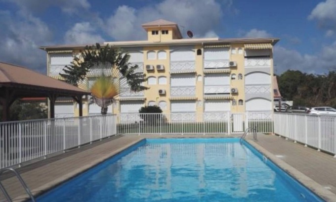 Quartier Desert Apartment | La Perle pool and beach with sea view