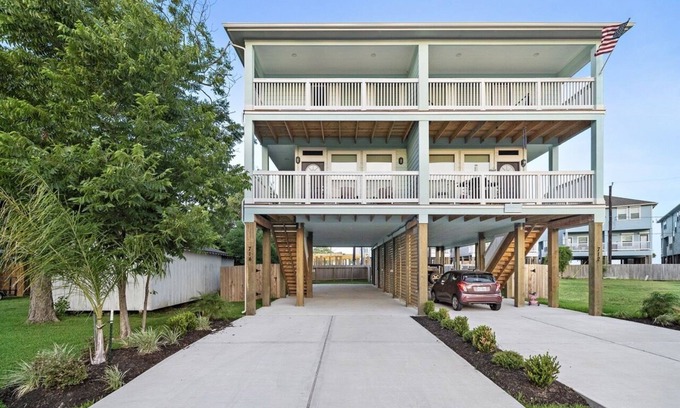 La Porte House | La Porte beach home spacious 3 bedrooms3 bathrooms ,few steps from sylvan beach