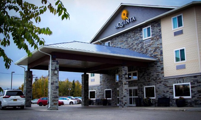 College Hotel | La Quinta by Wyndham Fairbanks Airport