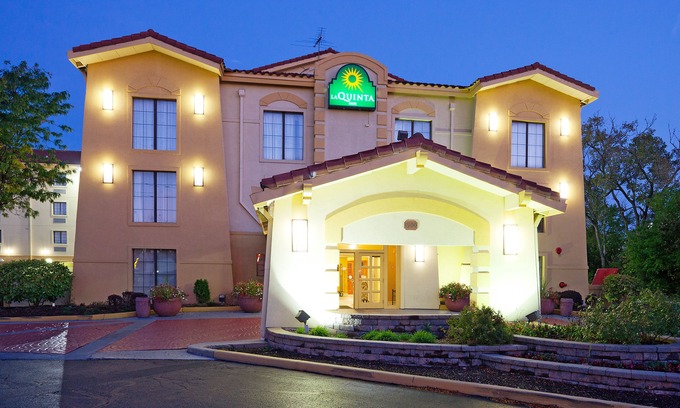Elk Grove Village Hotel | La Quinta Inn by Wyndham Chicago O'Hare Airport