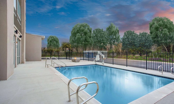 Yorkshire Hotel | La Quinta Inn & Suites by Wyndham Manassas Va-Dulles Airport