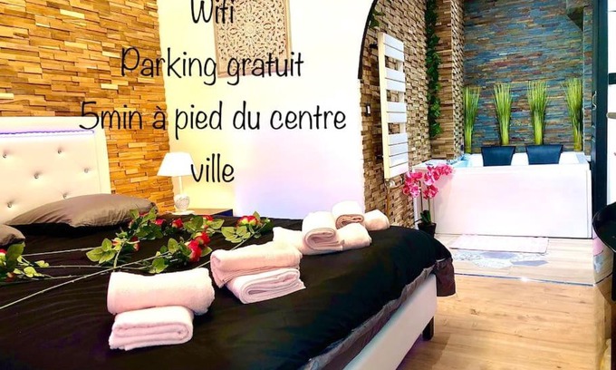 Sens Apartment | La suite romantique Jacuzzi,parking gratuit,centre