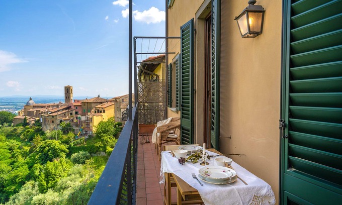 Massa Apartment | La Volata - Panoramic Apartment in the Medieval Heart of Massa e Cozzile
