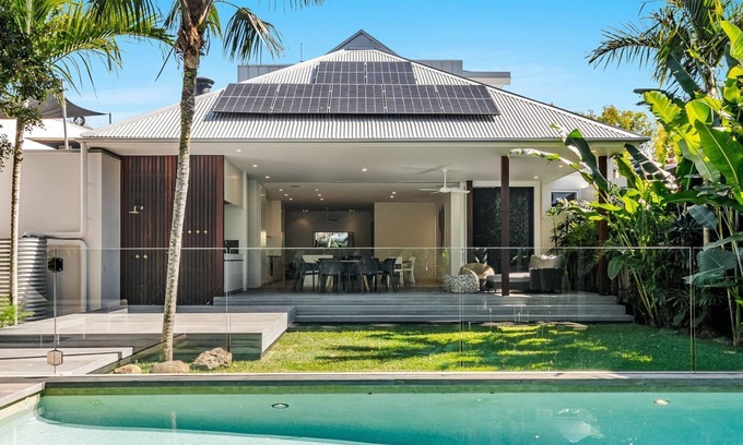 Byron Bay House | Lady Luxe - Beautiful spacious pet friendly home near the ocean. Perfect for.a romantic getaway