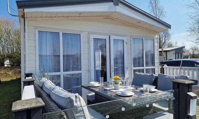 Tewitfield Cottage | LADYBIRD LODGE, pet friendly, with pool in Carnforth