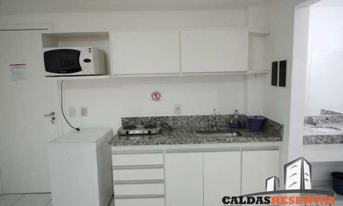 Setor Lagoa Quente Apartment | LAGOA QUENTE HOTEL - Apartamento 229 - 01º Andar - SUÍTE ESMERALDA - 01 quarto, sala, cozinha e banheiro *com fogão*