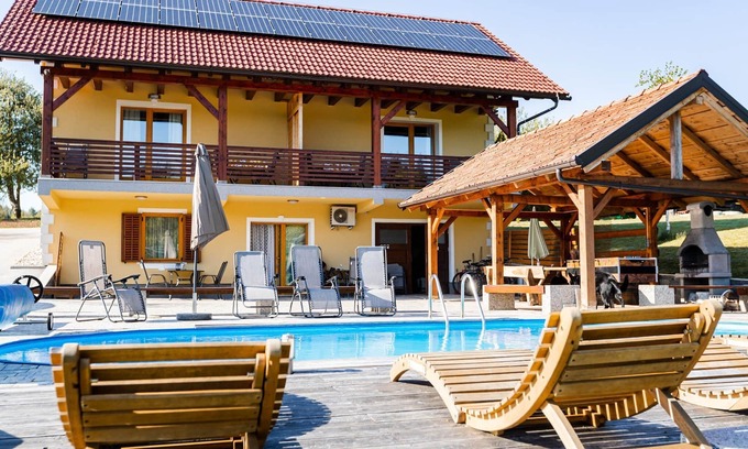 Metlika House | Lahinja & Kolpa River Apartment bis zu 4 Prs, Beheizter Pool, Sauna, Jakuzzi