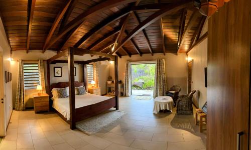 Cap Malheureux Apartment | Lakaz Kannell - Cinnamon Room- Luxury Bedroom and Bathroom infinity pool