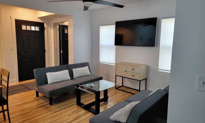 Cleveland Apartment | Lake Access. 1st floor in house.