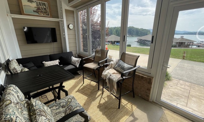 Huddleston Resort | Lake and Mountain waterfront condo SML with amenities Mariners Landing